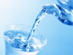 О том, как 8 стаканов воды не дают откладываться жирам